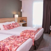 Chambre familiale de l'hôtel Kyriad Pontarlier
