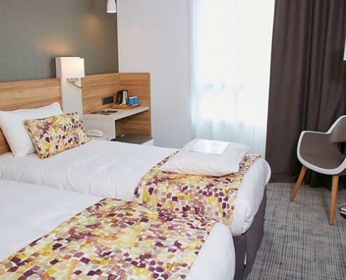 Chambre lits-jumeaux de l'hôtel Kyriad Pontarlier