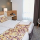 Chambre lits-jumeaux de l'hôtel Kyriad Pontarlier
