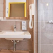 Salle de bains de l'hôtel Kyriad Pontarlier